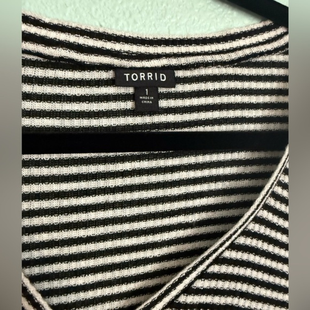 Torrid Womens Size 1 Black White Striped‎ Waffle Knit Henley Long Sleeve V-Neck